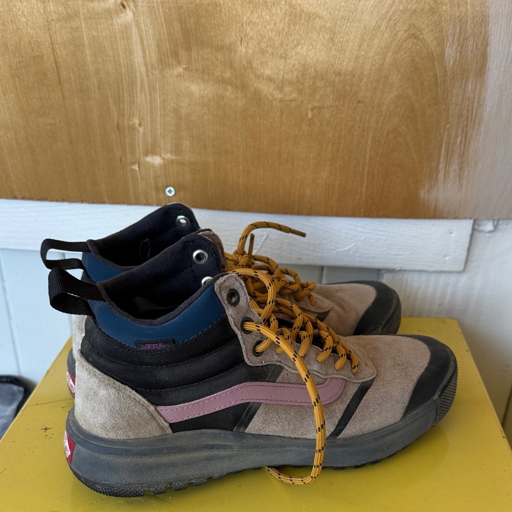 Vans Ultrarange tan suede high-top sneakers with pink stripe and yellow laces - Picture 4 of 6